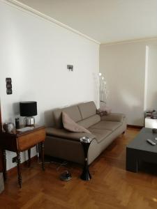 ein Wohnzimmer mit einem Sofa und einem Tisch in der Unterkunft "Côté nature", appartement cosy au cœur de Munster in Munster