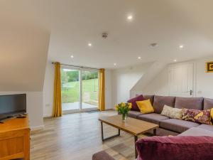 a living room with a couch and a table at 6 Bed in St Andrews 89572 in Leuchars