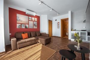 - un salon avec un canapé et une table dans l'établissement Apart-Hotel Safir, à Vénus