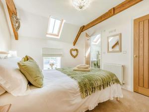 - une chambre avec un grand lit blanc et une fenêtre dans l'établissement 2 Bed in Warkworth 89473, à Warkworth