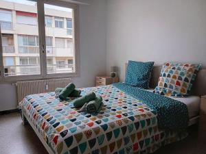 um quarto com uma cama e uma janela em 100m des plages centre Antibes em Antibes