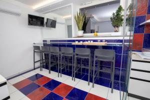 una cucina colorata con bar con sgabelli di Terramare a Maiori Altre 22 foto
