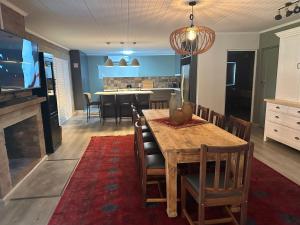 a kitchen and dining room with a wooden table and chairs at Florie se Huis in Paarl