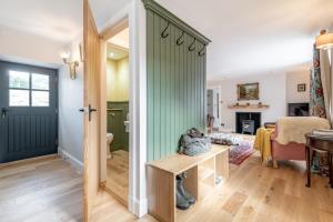una sala de estar con una puerta corredera verde en Burnside - gorgeous romantic cottage for 2 en Monzie
