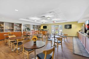 a restaurant with tables and chairs in a room at Saco Bay Hotel in Saco