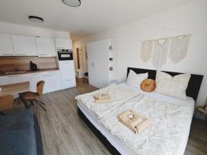 1 dormitorio con 1 cama con 2 toallas en CASA GOLD-Zentral-Outlet-Aufzug-Stylisch-Unique en Metzingen