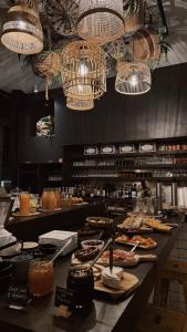 un ristorante con buffet di cibi e lampadari a braccio di Hôtel Le Manoir a Marche-en-Famenne
