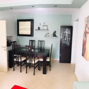 Modern apartment close to the beach,port & centre - Image 8