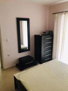 Modern apartment close to the beach,port & centre - Image 6
