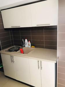 Modern apartment close to the beach,port & centre - Image 10
