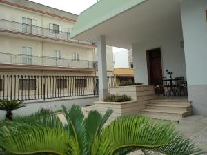 メザーニェにあるB&B Il Viandanteの階段のある建物の景色を望むバルコニーが備わります。