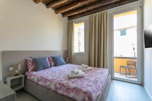 - une chambre avec un lit et 2 serviettes dans l'établissement Residenza SubitoSanto - Appartamento con balconcino "3B", à Padoue