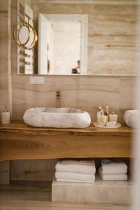 於爾居普的住宿－Villa Boutique Cappadocia，浴室配有盥洗盆、镜子和毛巾