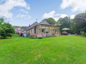 a large house with a large lawn in front of it at 2 Bed in Pateley Bridge 89622 in Summer Bridge