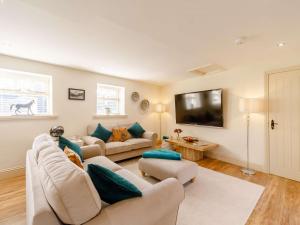 A seating area at 2 Bed in Rowlands Gill 89758