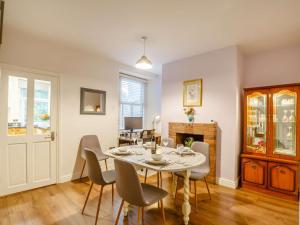 uma sala de jantar com mesa e cadeiras em 3 Bed in Llanfairfechan 89646 em Llanfairfechan