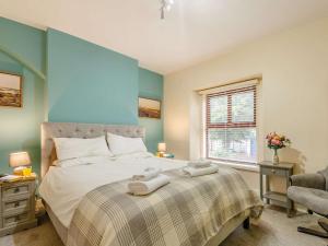 um quarto com uma cama grande e toalhas em 3 Bed in Llanfairfechan 89646 em Llanfairfechan