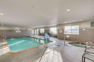 een groot zwembad in een grote kamer met bij La Quinta by Wyndham North Orem in Orem