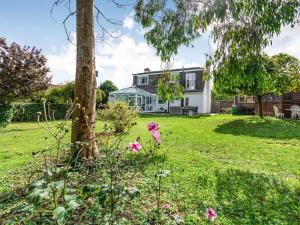 una casa con un árbol en el patio en 3 Bed in Alfriston 89657, en Alfriston