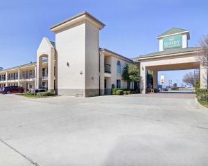 an empty parking lot in front of a hotel at Quality Inn & Suites in Weatherford