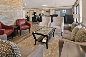 sala de estar con sofás, sillas y mesa en Quality Inn & Suites, en Weatherford