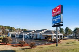 a k rite aid sign in front of a parking lot at Econo Lodge in Richmond