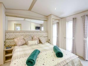 - une chambre avec un grand lit et un grand miroir dans l'établissement 2 Bed in New Milton 89709, à New Milton