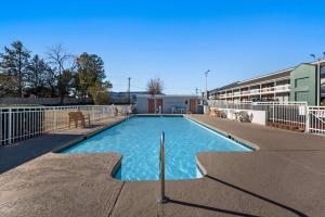 a swimming pool in the middle of a building at Econo Lodge in Richmond