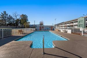 a swimming pool in the middle of a building at Econo Lodge Richmond in Richmond