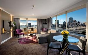 - un salon avec un canapé et une table dans l'établissement Rydges South Bank Brisbane, à Brisbane