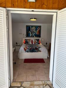 サンタ・ウルスラにあるChalet en La Quintaのベッドルーム1室(大型ベッド1台付)