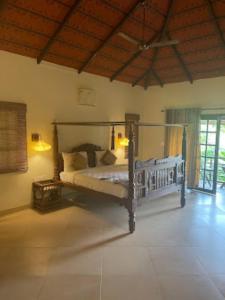 - une chambre avec un lit dans l'établissement Raindrops Resorts Wayanad Kerala, à Sultan Bathery