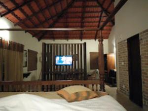 una camera con letto e TV di Raindrops Resorts Wayanad Kerala a Sultan Bathery