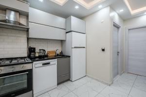 Een keuken of kitchenette bij Cozy Residence w Jacuzzi 5 min to Taksim