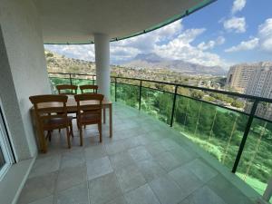 d'une salle à manger avec une table et des chaises sur un balcon. dans l'établissement A930 - Vila Park - 2004 Finestrat, à La Vila Joiosa