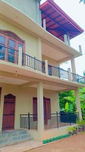 een huis met een balkon er bovenop bij Sunrise Relax Inn in Beruwala