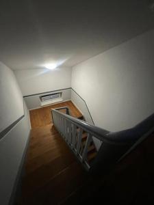 a staircase in a room with a stair case at Gemütliche Wohnung im Zentrum. in Bayreuth