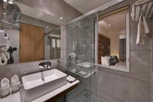een badkamer met een wastafel en een douche bij Quality Inn Elite, Amritsar in Amritsar