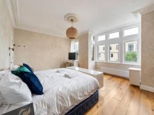 1 dormitorio con cama grande y ventana grande en Pass the Keys Modern and luxury London house en Londres