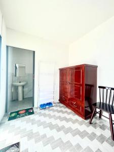 uma casa de banho com um armário vermelho e um lavatório em Tân Thành Resort em Ke Ga