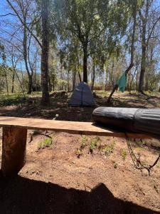 ein Zelt und eine Hängematte auf einem Feld mit Bäumen in der Unterkunft Camping don Zacarías in El Bolsico