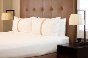 Hotel Petaluma, Tapestry Collection by Hilton客房内的一张或多张床位