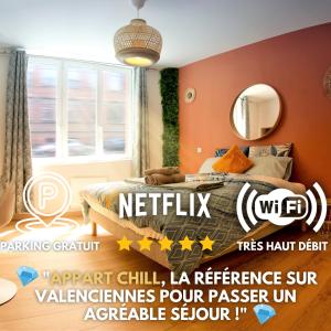 瓦朗西納的住宿－Appart Chill & Free - Proche Centre Valenciennes - Parking Gratuit，一间卧室配有一张带橙色墙壁和镜子的床