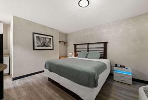 Llit o llits en una habitació de Rodeway Inn