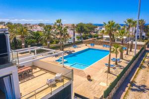 uma vista para uma piscina a partir da varanda de uma casa em Sa Perdiu 14 em Cala Santandria