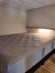Cama en habitación pequeña con colchón en Loft na Rondinha en Arroio do Sal