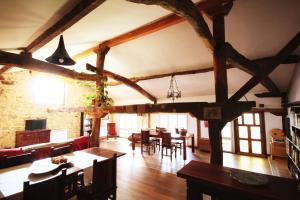 a large living room with wooden beams at Casa Apartamento Rural BlaBlao in Linares 