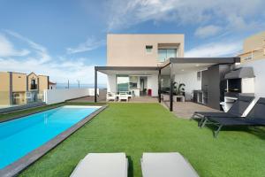 ein Hinterhof mit einem Swimmingpool und einem Haus in der Unterkunft Villa tulio homme 2 in Tijoco de Abajo