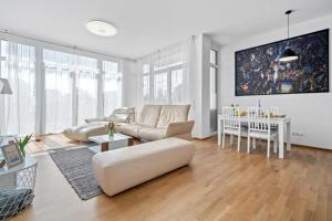 uma sala de estar com um sofá e uma mesa em Bodensee-Oase IStayUnixI Seenähe-Suite-Terrasse-Netflix-Parkplatz em Friedrichshafen