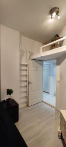 une chambre avec un escalier et une porte et une chambre avec une porte dans l'établissement Oslo Grunerløkka Private Room, à Oslo